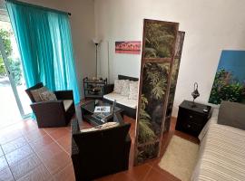 Charming 1-Bed Studio in Simpson Bay - Beacon Hill, hotel en Simpson Bay