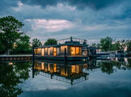 200 qm schwimmendes Penthouse, botel v destinácii Vieregge