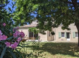 Rez-de-jardin indépendant dans ferme maraichère bio avec grand jardin privatif clos et arboré, hotel v destinaci Crest