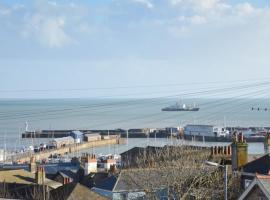 Modern Garden Apartment in a Large Victorian house, hotel sa Penzance