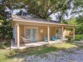 Charming Waveland Retreat with Private Porch!, hotel a Waveland