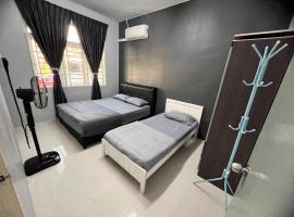 2 Bedroom house with Coway, all room air-cond, WIFI, Nettflix, khách sạn có chỗ đậu xe ở Kampung Gurun
