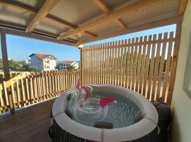 Tiny House Lily with jacuzzi, hotell i Sveti Filip i Jakov