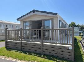 Sea view deluxe lodge, vacation home in Lowestoft