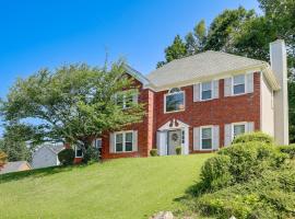 Sunny Lithonia Home about 7 Mi to Stone Mountain Park!, villa in Lithonia