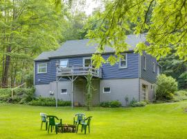 Meadville Home Private Yard and Fishing Nearby، فندق رخيص في ميدفيل
