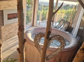 Vineyard Cottage with Private Jacuzzi