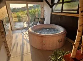 Vineyard Holidays Cottage with Jacuzzi