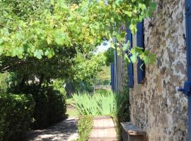 La maison Cayré, hotel s parkiriščem v mestu Mirandol-Bourgnounac