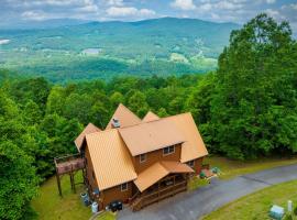 Outlaw Mountain Lodge Fire Pit and Panoramic Views!, villa in Brasstown