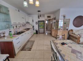 Charming Warm and Sun-Filled 1 and 2 Bedroom Apartment, hotel com estacionamento em Ashdod