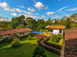 Hotel Campestre Nogal de Cafetal, hotel amb piscina a Quimbaya