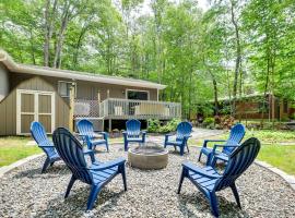 Cozy Gouldsboro Home with Fire Pit in Big Bass Lake!, holiday home in Gouldsboro