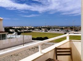 Nalu House Baleal - by the beach, hotel vicino alla spiaggia a Ferrel