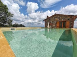 Brand new villa with private pool, hótel í Castelnuovo di Val di Cecina