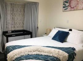 Paralowie GetAway Cozy Home, hotel con parcheggio a Bolivar