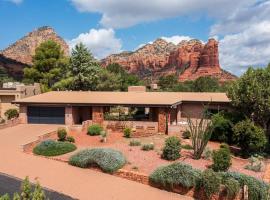 Jacuzzi, Walk to Trails, Stunning Views, Mid-Century Modern,Pool, golf hotel u gradu Sedona