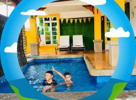 Ar-Rayqal Private Pool Homestay Pasir Gudang, hotel with pools in Pasir Gudang