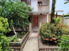 Casa de Rojo 3 Bedroom house with private Pool and all amenities, cabaña o casa de campo en Bocas del Toro