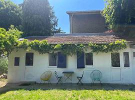 Brand new Tiny House w garden, sewaan penginapan di Saint-Cloud