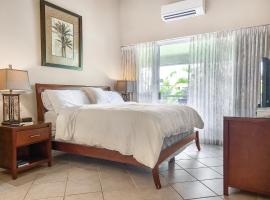 Renovated 2BR at Maui Banyan - Pool, Hot Tub, A/C，位于维雷亚的酒店