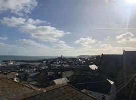 Modern Attic Studio Apartment with harbour views, hotell i Penzance