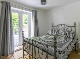 Stylish 2BD Family Hideaway in Dover, хотел в Дувър