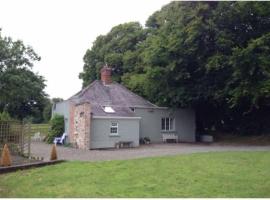 Apple Cottage -- Luxury Stay @ Bellingham Castle, holiday home in Castlebellingham