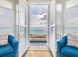 Beach house with Sea View & Pool, hotel em Southbourne
