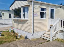 Pet friendly family caravan with secure private garden, מלון בPatrington