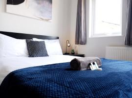 COMFORTABLE 4-Bed HOME WITH 3 BATHROOMS AND FREE PARKING!، مكان عطلات للإيجار في كامبريدج