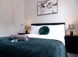 COMFORTABLE 4-Bed HOME WITH 3 BATHROOMS AND FREE PARKING!, будинок для відпустки у місті Кембридж
