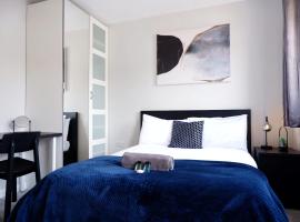 COMFORTABLE 4-Bed HOME WITH 3 BATHROOMS AND FREE PARKING!, vikendica u gradu Kembridž