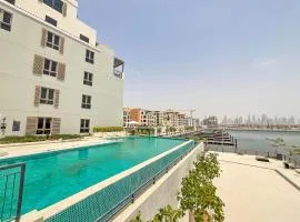 HiGuests - Stylish Waterfront Retreat With Balcony in La Mer