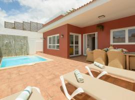 Villa con piscina junto a la playa, מלון זול בLa Estrella