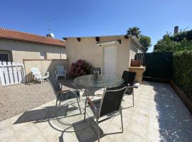 Maison individuelle, hotel with parking in Villecomtal-Sur-Arros