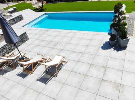 Chambre vue lac av piscine, hotel con pileta en Prunières
