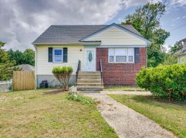 Middletown Township Home, Close to Beaches!, ξενοδοχείο σε Leonardo