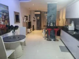 Sheryll Escapes - Kandi Posh 1BR with King bed, fibre Wi-Fi & Free housekeeping