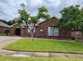 Spacious Luxury 3BD Oasis Home North Richland Hills Texas, hotel in North Richland Hills