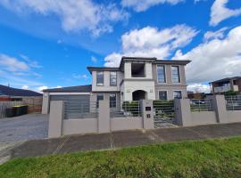 Stylish House in Geelong for Large Family or Group, feriebolig i Geelong