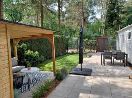 Boshuis met grote tuin I Vakantiepark met Zwembad, hotel in Hoenderloo