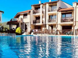 Dream Villa in Imperial Heights Villas: Sunny Beach'te bir kulübe