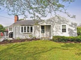 Cute family home in beautiful beach town، فندق في Scituate