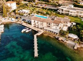 Bella Hotel & Restaurant with private dock for mooring boats, hotel a San Felice del Benaco