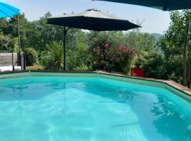 La Libellule, piscine, climatisation, wifi, vue ,jardin ,parking, hotel i Le Vigan