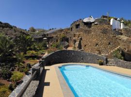 Castillo Lanzarote Villa 2 - Sleep in a Volcanic Cave, hotel sa Tías