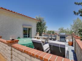 California Vacation Rental with Hot Tub and Patio!, hotel v destinaci Yucca Valley