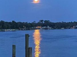 Moonlite Retreat- Waterfront home in Welaka, Florida – willa w mieście Satsuma