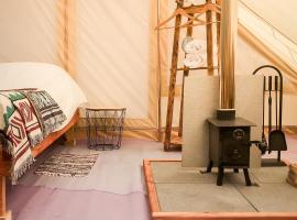Tinker the Bell Tent at Pentref Luxury Camping, hotell med parkeringsplass i Penuwch